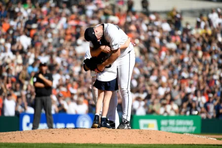 Verlander bids farewell in 2nd start of season